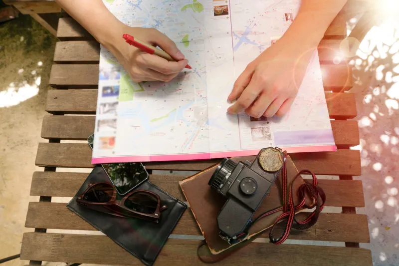 Paper Maps, Old Guidebooks, and No Signal: How Americans Are Rediscovering the Art of Getting Intentionally Lost on the Way to the Bath